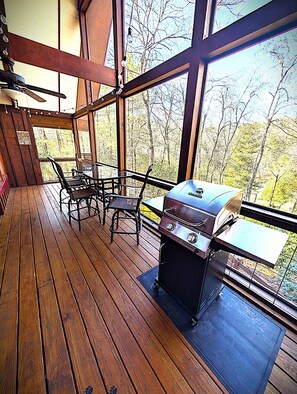 Outdoor dining - Peaceful Cabin Retreat w/ Fishing Pond, near Folk School. WiFi,  Pet Friendly! (Hayesville)
