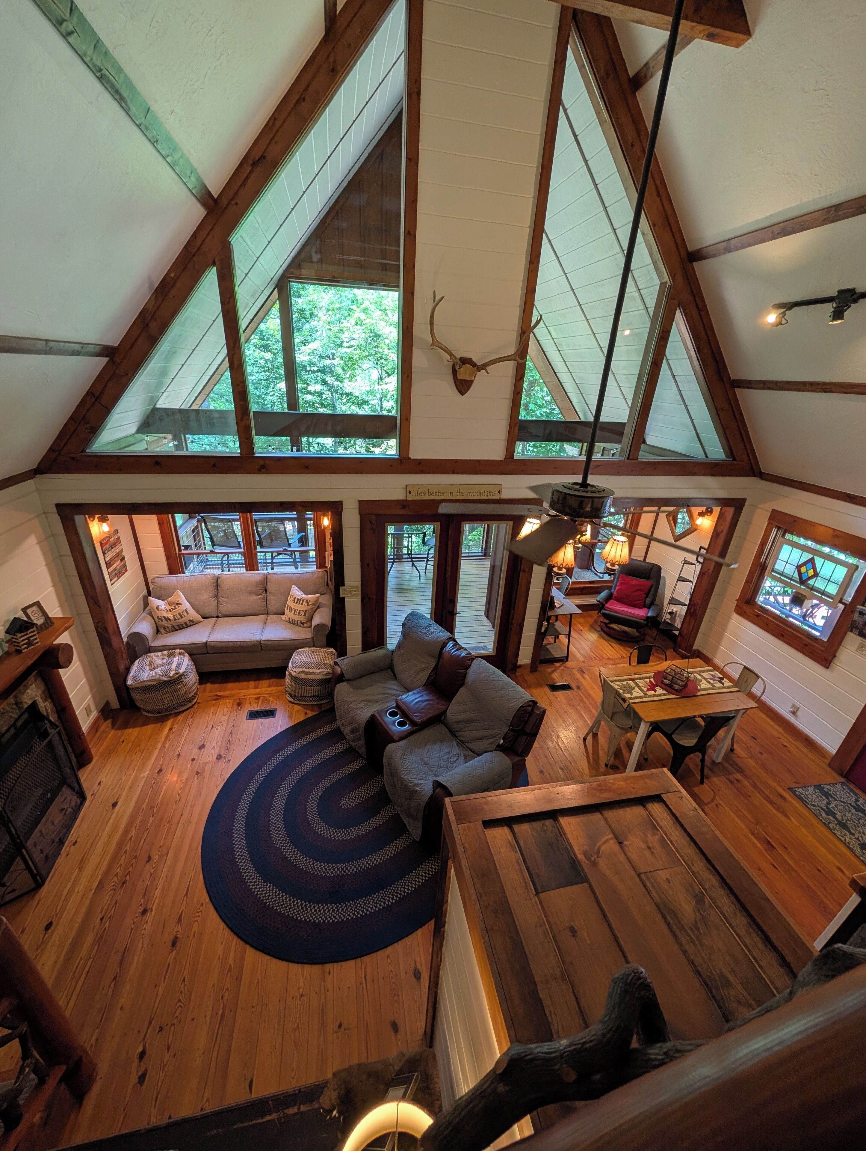 TV connectée, cheminée, livres