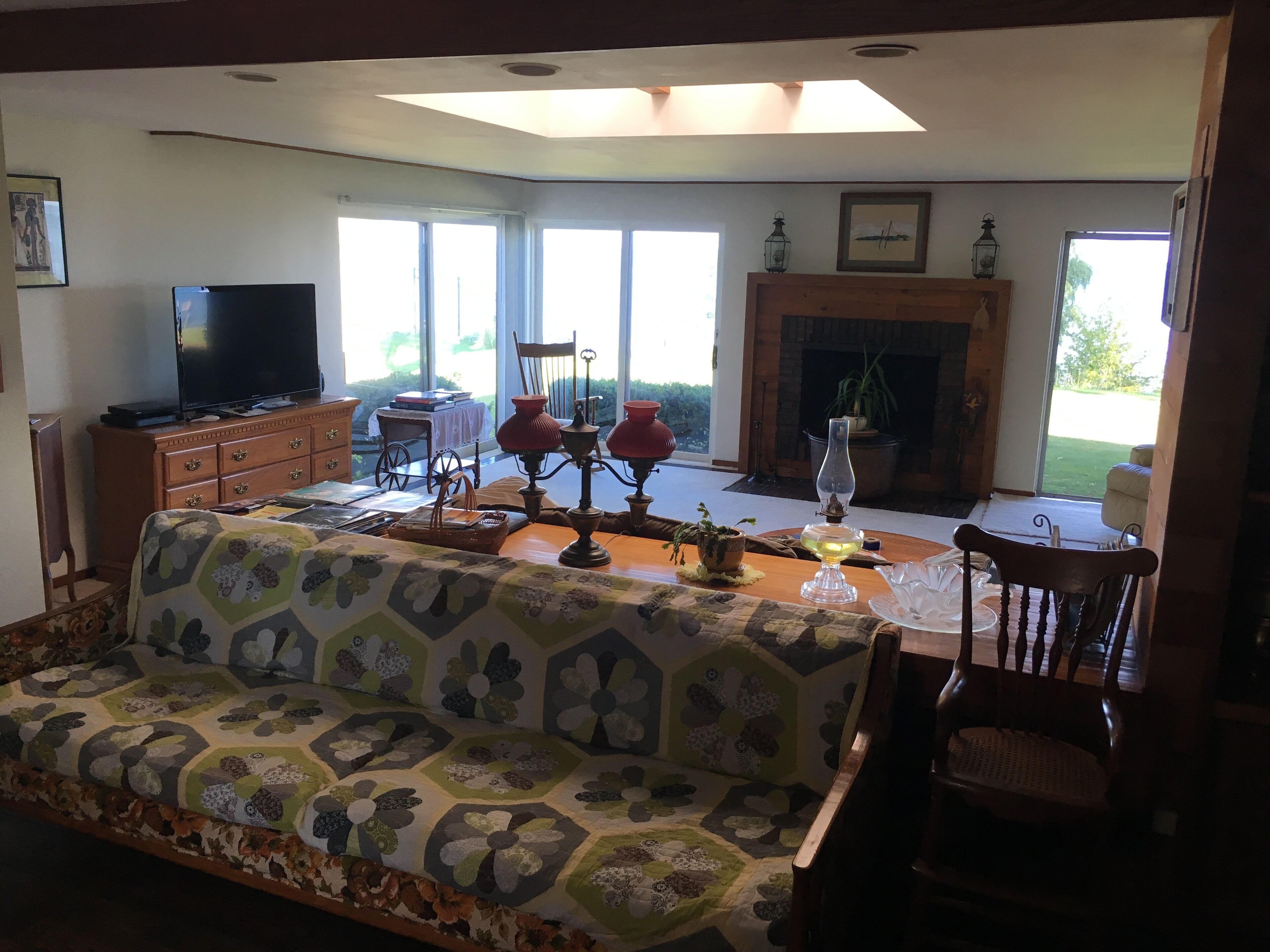 Smart-TV, Kamin, Videospiele, DVD-Player