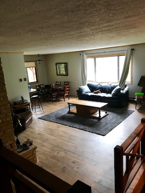 Televisión, chimenea, reproductor de DVD y tenis de mesa