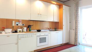 Fridge, oven, stovetop, coffee/tea maker