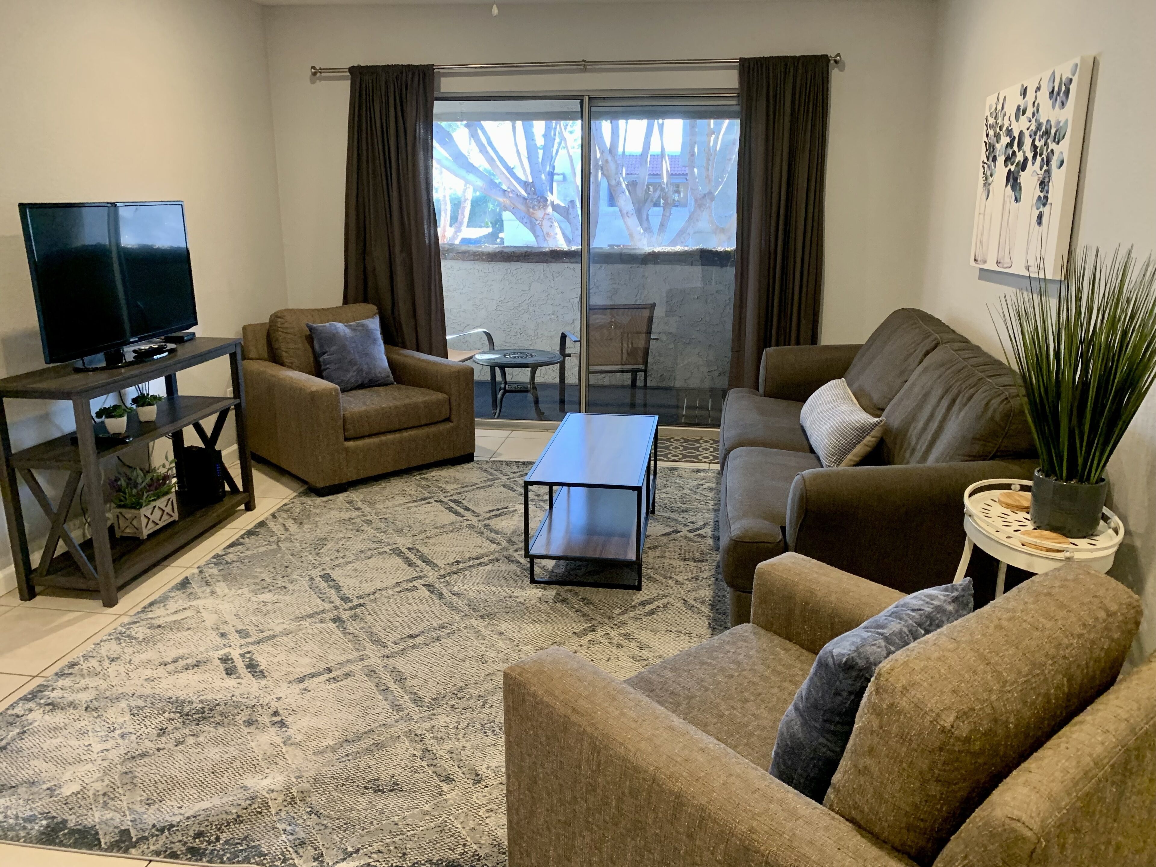Modern Condo in a Quite Neighborhood Near Paradise Valley Mall