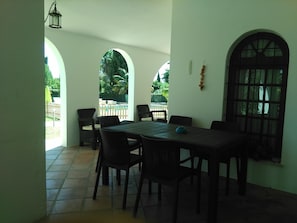 Outdoor dining