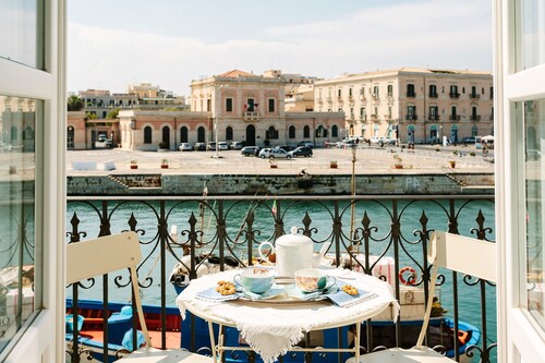 Charming Sea-View Hideaway in Ortigia. WiFi, Lift and 2 Bikes. Pet-friendly.