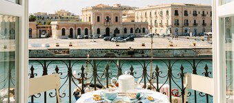 Charming Sea-View Hideaway in Ortigia. WiFi, Lift and 2 Bikes. Pet-friendly.