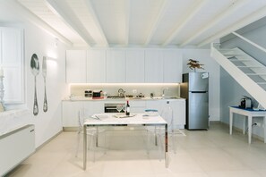 Refrigerador, horno, parrilla de estufa y cafetera y tetera 