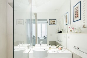 Dusche, Haartrockner, Bidet, Handtücher