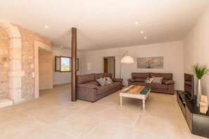 TV, fireplace, stereo