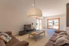 Televisión, chimenea y estéreo 