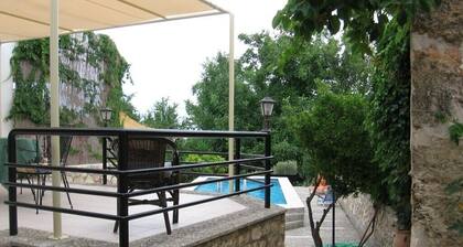 Huvila, oma uima-allas puutarha ja BBQ rauhallisella kreetalaisella kylällä aivan kaupungin ulkopuolella