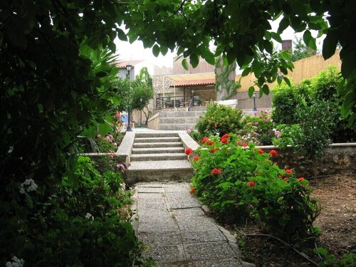 Villa mit privatem Poolgarten und Grill in einem ruhigen kretischen Dorf etwas außerhalb der Stadt