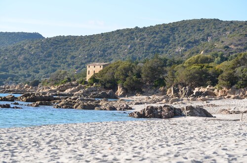 Mukava asuntovaunu vihreällä, rauhallisella tontilla, lähellä jokea ...