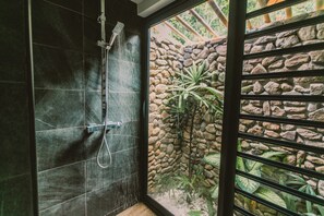 Shower, hair dryer, towels, soap - Tiahura Polynesian Luxury Villa (Haapiti Moorea)
