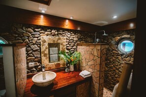 Regadera, secadora de cabello, toallas, jabón