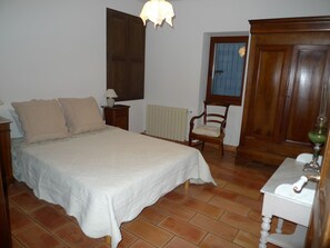 2 bedrooms, iron/ironing board, free WiFi