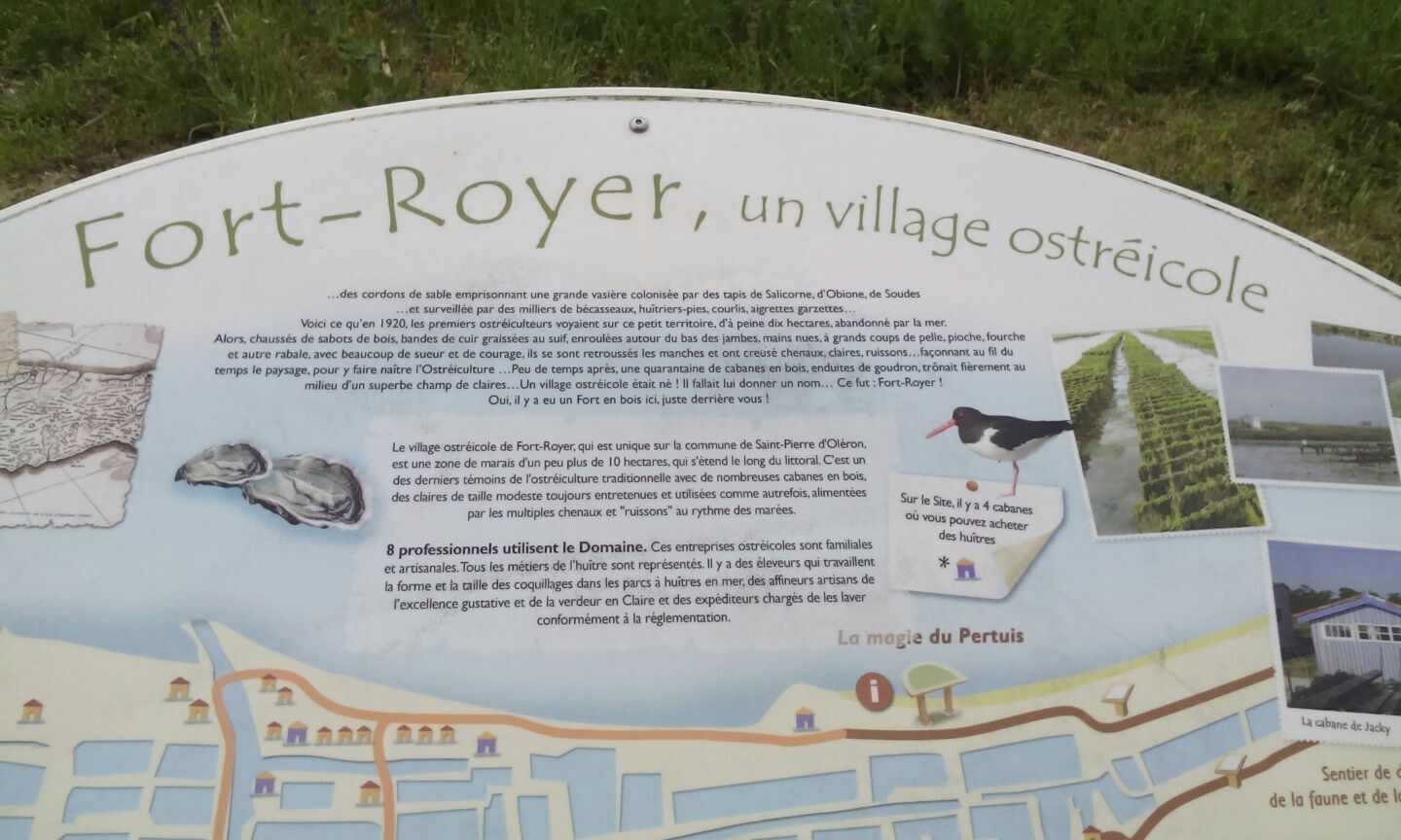 Ein Schild mit Informationen über Fort-Royer, ein Austernfischerdorf.