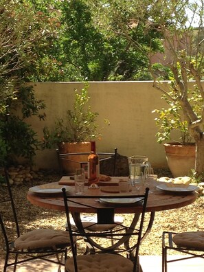 Outdoor dining - Beautiful luxury apartment with garden 250m from the beach, ideal for families (La Londe-Les-Maures)