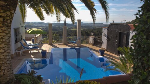 Apartment in villa. EXCLUSIVE USE OF A MAGNIFICENT SALT POOL.