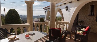 Apartment in villa. EXCLUSIVE USE OF A MAGNIFICENT SALT POOL.