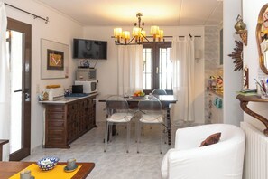 Interior - Apartment in villa. EXCLUSIVE USE OF A MAGNIFICENT SALT POOL. (Vall-Llobrega / Palamos catalogne)
