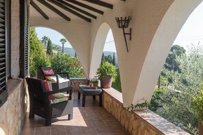 Terrace/patio - Apartment in villa. EXCLUSIVE USE OF A MAGNIFICENT SALT POOL. (Vall-Llobrega / Palamos catalogne)