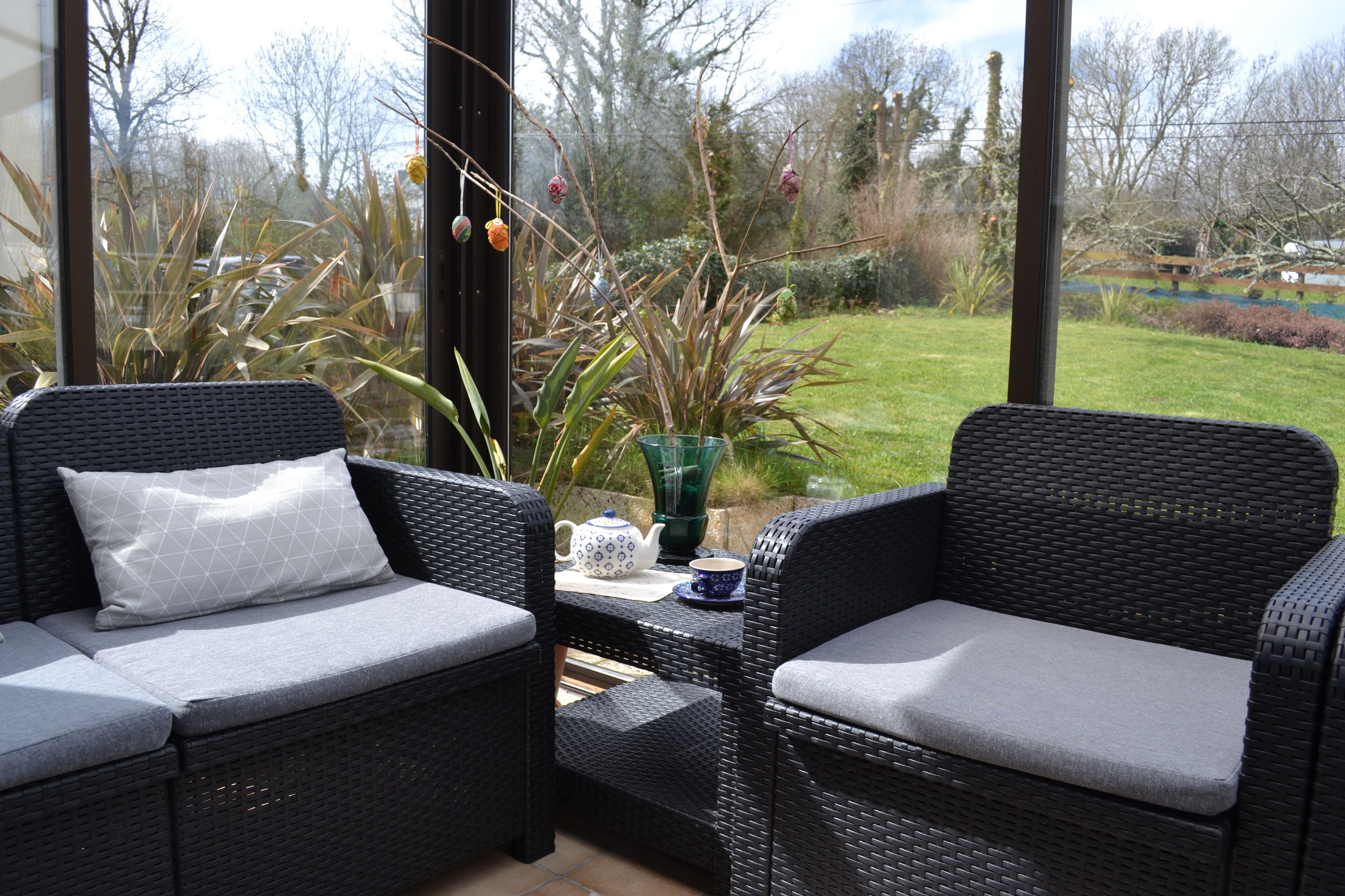 Televisión, chimenea, reproductor de DVD, libros