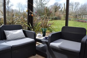 TV, peis, DVD-spiller og bøker