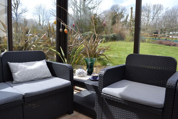 Téléviseur, foyer, lecteur de DVD, livres