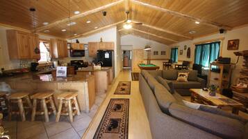 TV connectée, cheminée, jeux vidéo, lecteur de DVD