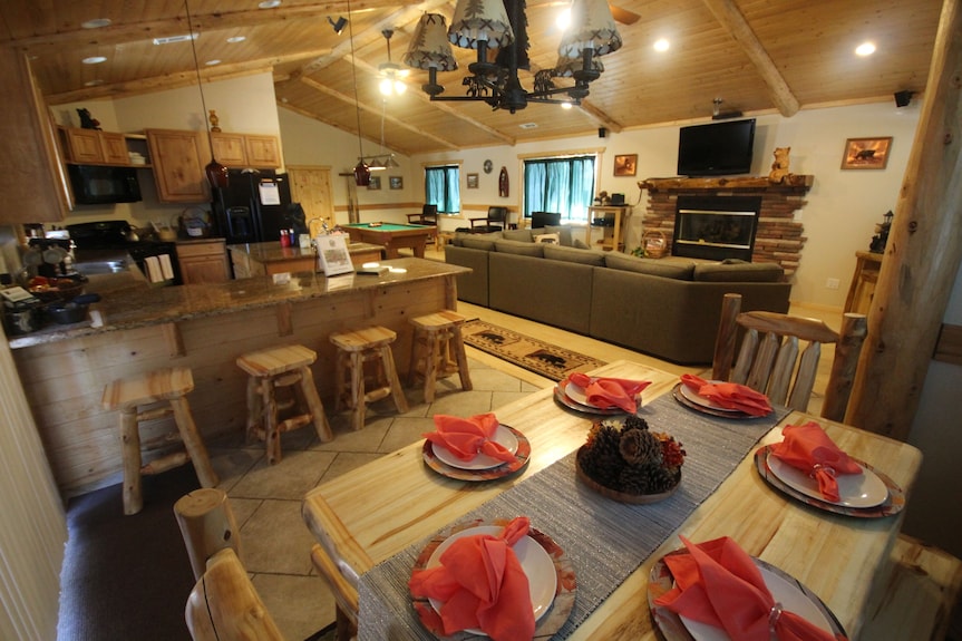 Accessible Cabin, Hot Tub, Private Dog Park & Ev Charger - Big Bear Lake, CA