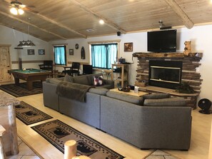 智能电视、壁炉、电子游戏、DVD 播放器