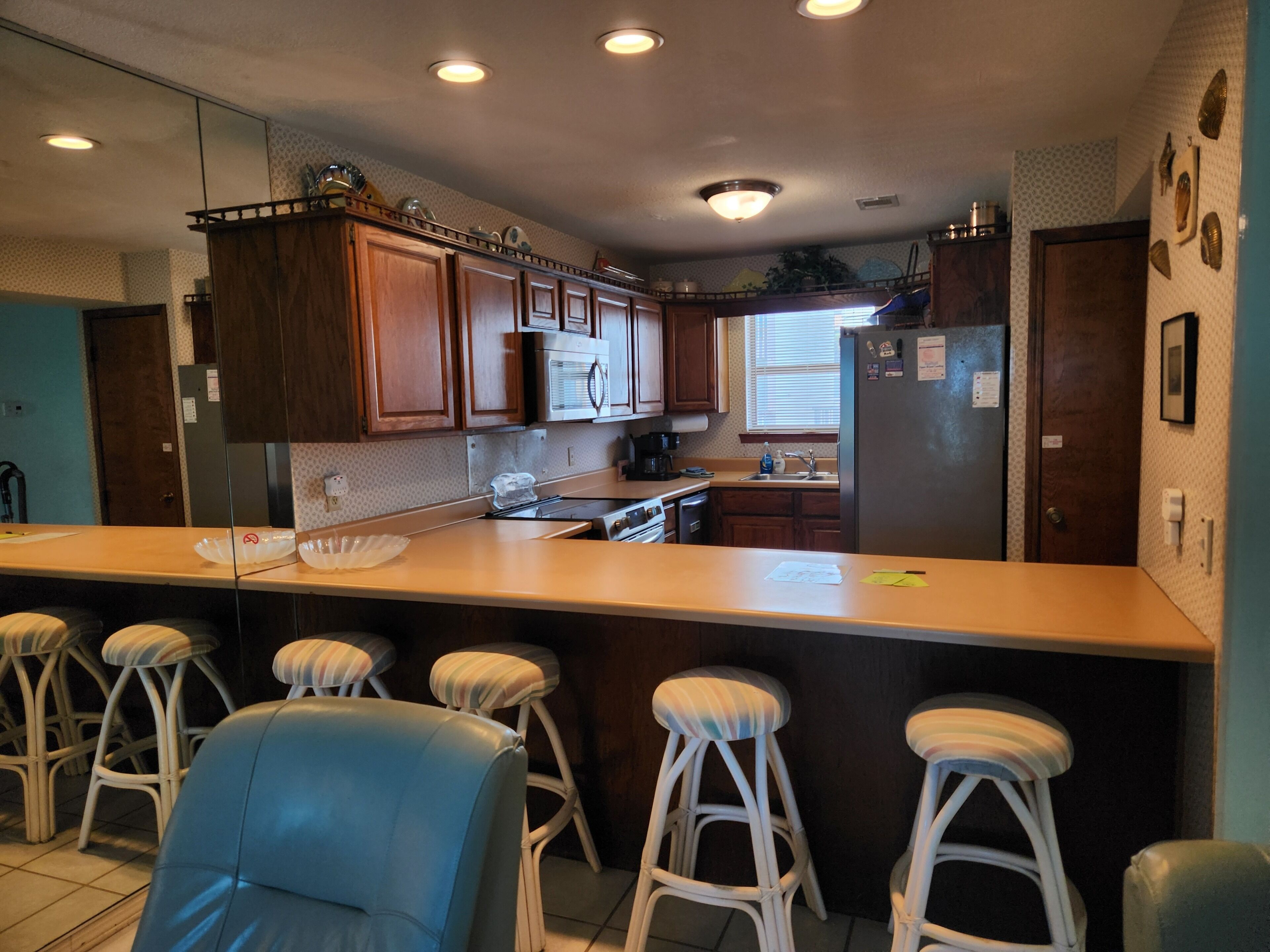 Coffee/tea maker, fridge, microwave, oven