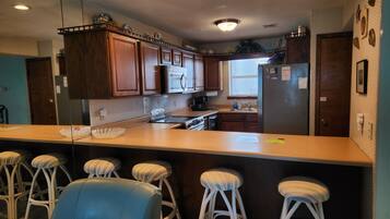 Coffee/tea maker, fridge, microwave, oven