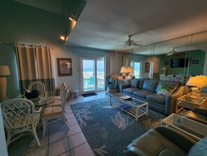 TV, lettore DVD, libri, impianto stereo