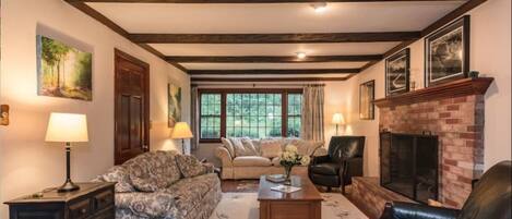 Smart TV, fireplace, books, offices
