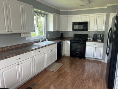 Black Gold Getaway .....Walking distance to town