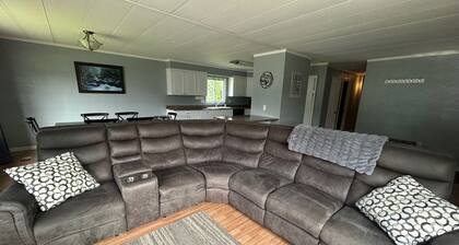 Black Gold Getaway .....Walking distance to town