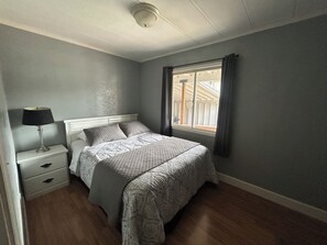 3 habitaciones, tabla de planchar con plancha y cuna de viaje