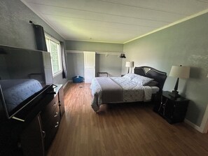 3 habitaciones, tabla de planchar con plancha y cuna de viaje