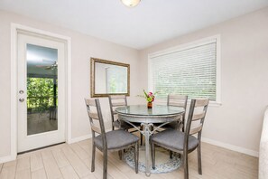 Dining - Walk to the beach & Downtown! Ocean Springs in perfect location! Azalea Cottage (Ocean Springs)