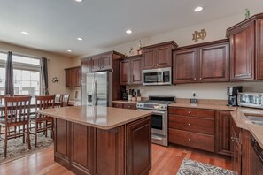 Fridge, microwave, oven, stovetop - Notre Dame game day event house: CLOSE, large, fully loaded, 4 bed/4.5 bath (South Bend)