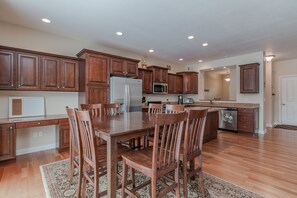 Dining - Notre Dame game day event house: CLOSE, large, fully loaded, 4 bed/4.5 bath (South Bend)