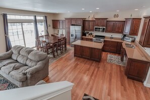 Interior - Notre Dame game day event house: CLOSE, large, fully loaded, 4 bed/4.5 bath (South Bend)