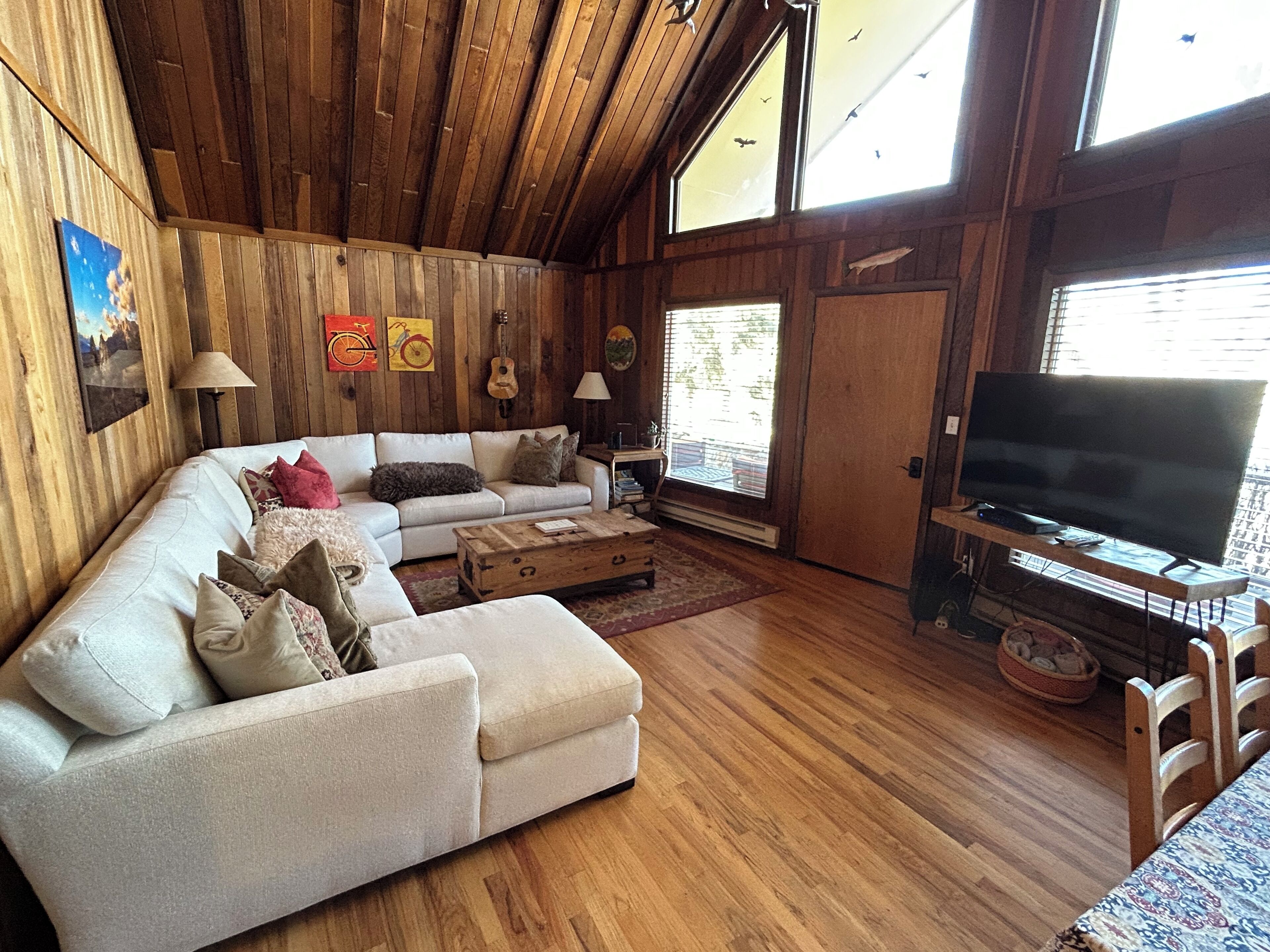 Smart TV, books, stereo