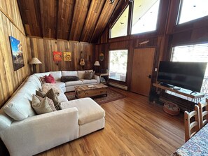 Smart-tv, boeken en een stereo