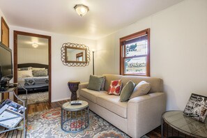 TV connectée, livres, chaîne hi-fi