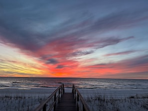 On the beach - Gulf front home on North Cape, outdoor kitchen, elevator @ lots of beach gear (Port St Joe)