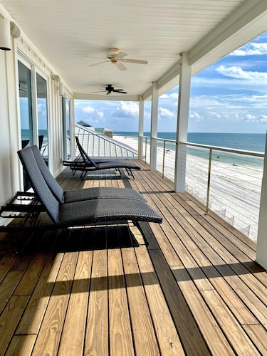 Gulf front home on North Cape, outdoor kitchen, elevator @ lots of beach gear