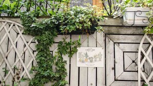 A wooden gate with a sign indicating a garden shop. - In the heart of the old town, quiet loft with pretty sunny terrace (Annecy)