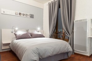 1 bedroom, in-room safe, desk, iron/ironing board - In the heart of the old town, quiet loft with pretty sunny terrace (Annecy)